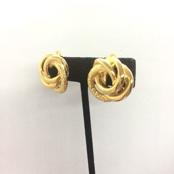 3/$30 VINTAGE 80S RUNWAY CLIP ON EARRINGS GOLD TONE SWIRL INTERLOCKING BUTTON - Picture 7 of 17